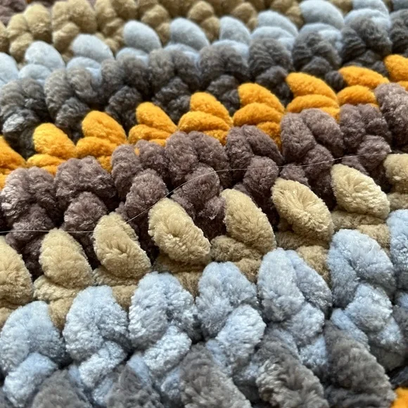 #2970 ‼️1 OF A KIND‼️NEW‼️ Handmade Chunky Chenille Lapghan